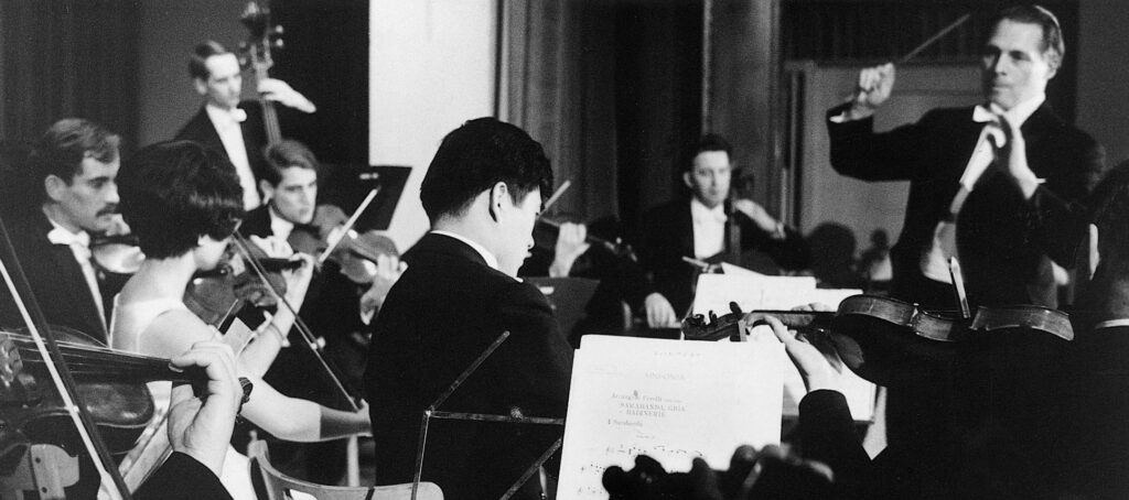 Gründer Friedrich Tilegant mit dem Kammerorchester 1965